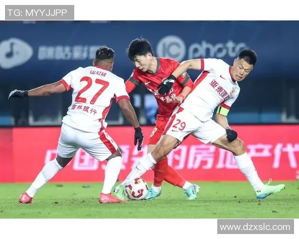 河南队1-0领先亚泰 纳萨里奥高难度停球射门破门 迈达纳精准助攻 河南队1-0领先亚泰 纳萨里奥高难度停球射门破门 迈达纳精准助攻